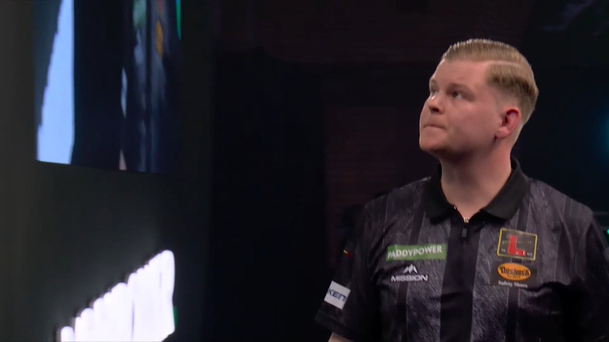 DE DECKER DOUBLES HIS TALLY! David Munyua missed three darts to level up proceedings against Mike De Decker, and the Belgian capitalises to extend his advantage! 📺 #WCDarts | R1
