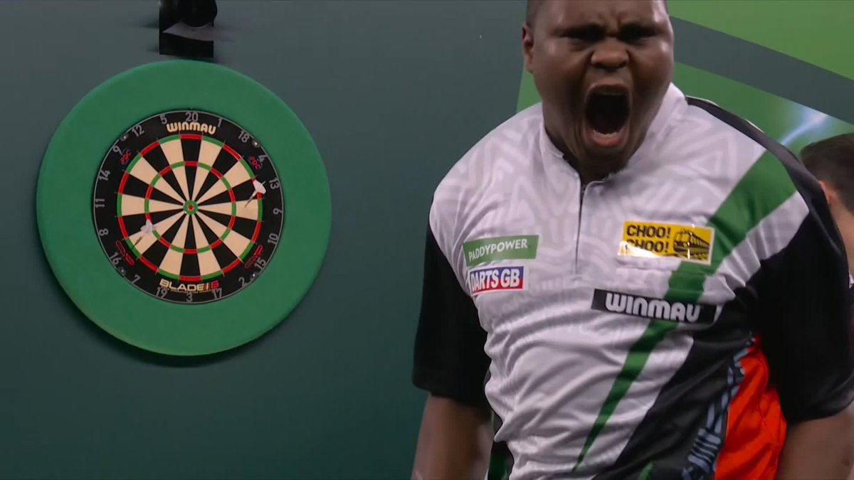 MUNYUA IS BACK LEVEL! BEDLAM AT ALEXANDRA PALACE! Mike De Decker falters at the finish, and David Munyua has forced a fifth and final set! We could be witnessing an ASTONISHING upset here... 📺 #WCDarts | R1