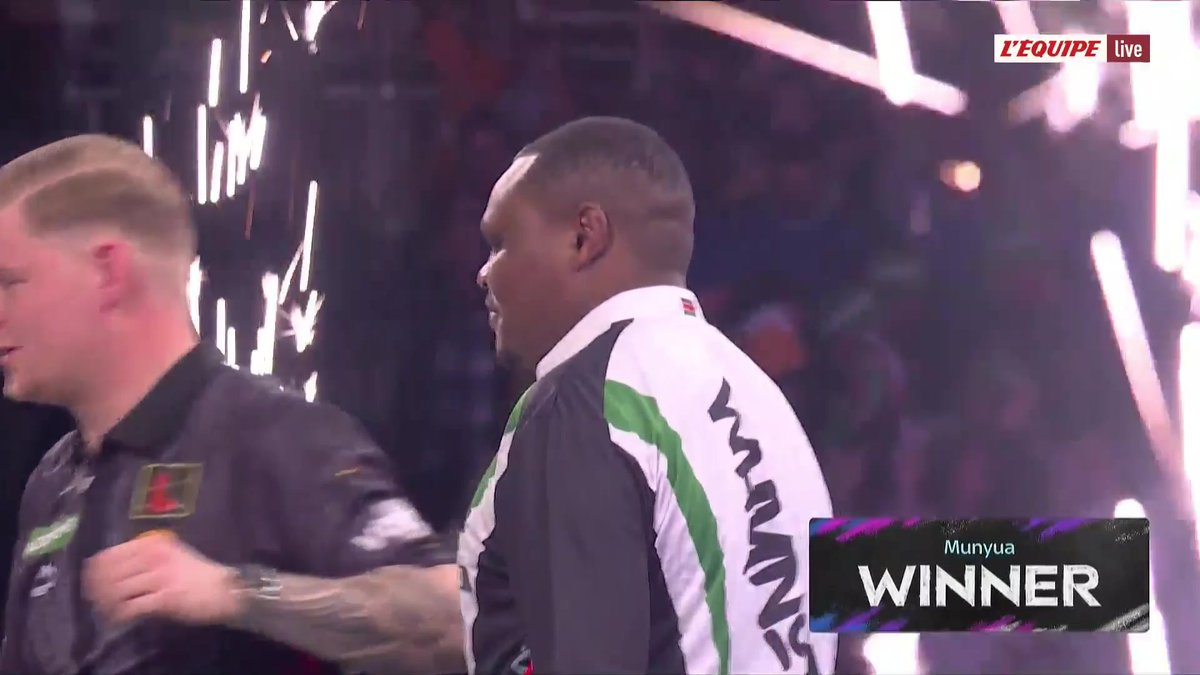 L'Alexandra Palace en folie : le Kényan David Munyua élimine le Belge Mike De Decker, 18e mondial, après avoir été mené 2-0 ! Suivez les Championnats du monde de fléchettes en direct sur la chaine L'Équipe et L'Équipe live #lequipeFLECHETTES