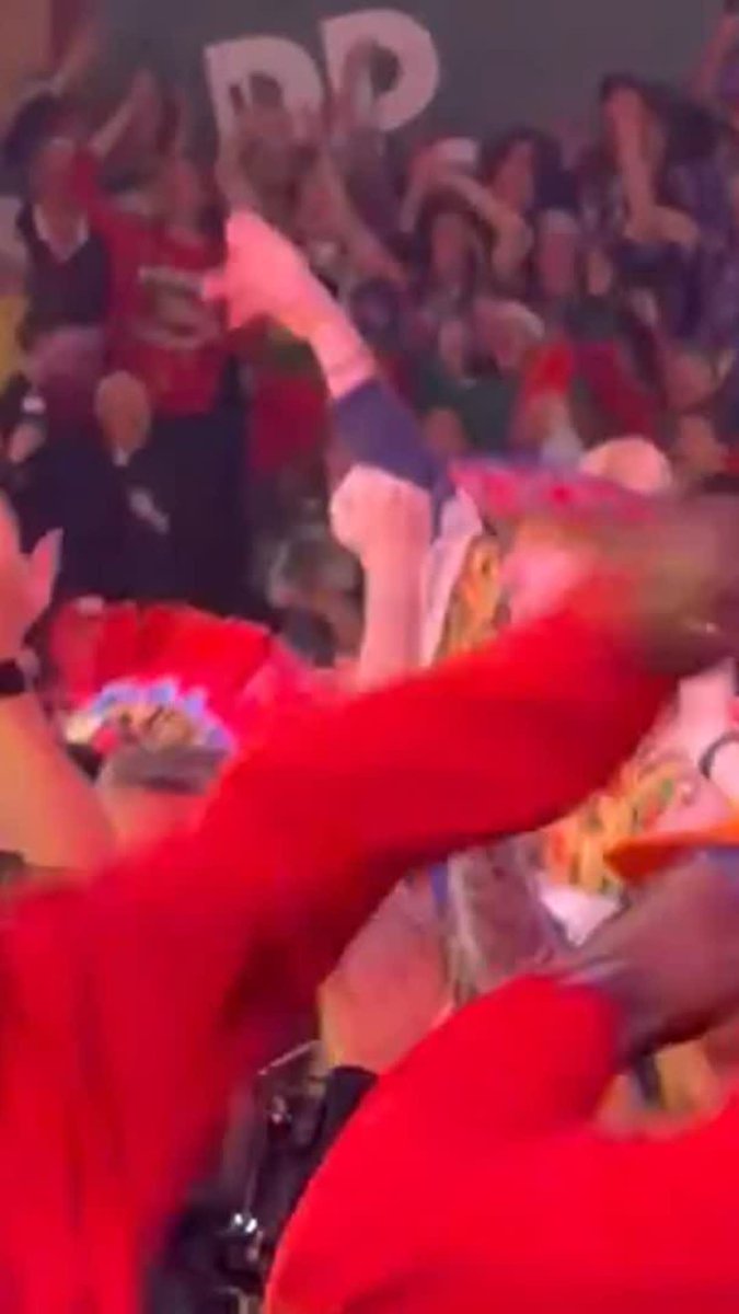 David Munyua's family showing Ally Pally how to celebrate a win 🕺