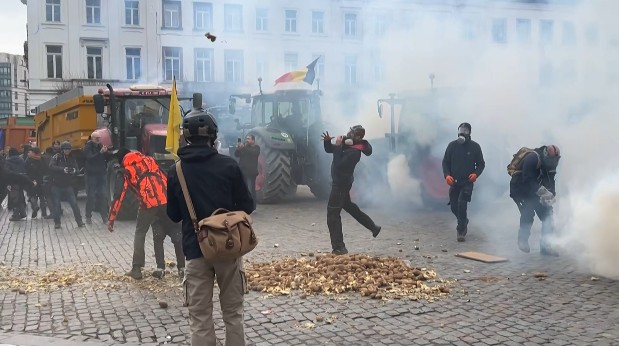 VIDEO: 🇪🇺 🇧🇪 'No to Mercosur': Farmers, police clash in Brussels during protest against trade deal Hundreds of tractors clogged the streets of Brussels on Thursday as European farmers protested against EU plans for a trade deal with South American bloc Mercosur