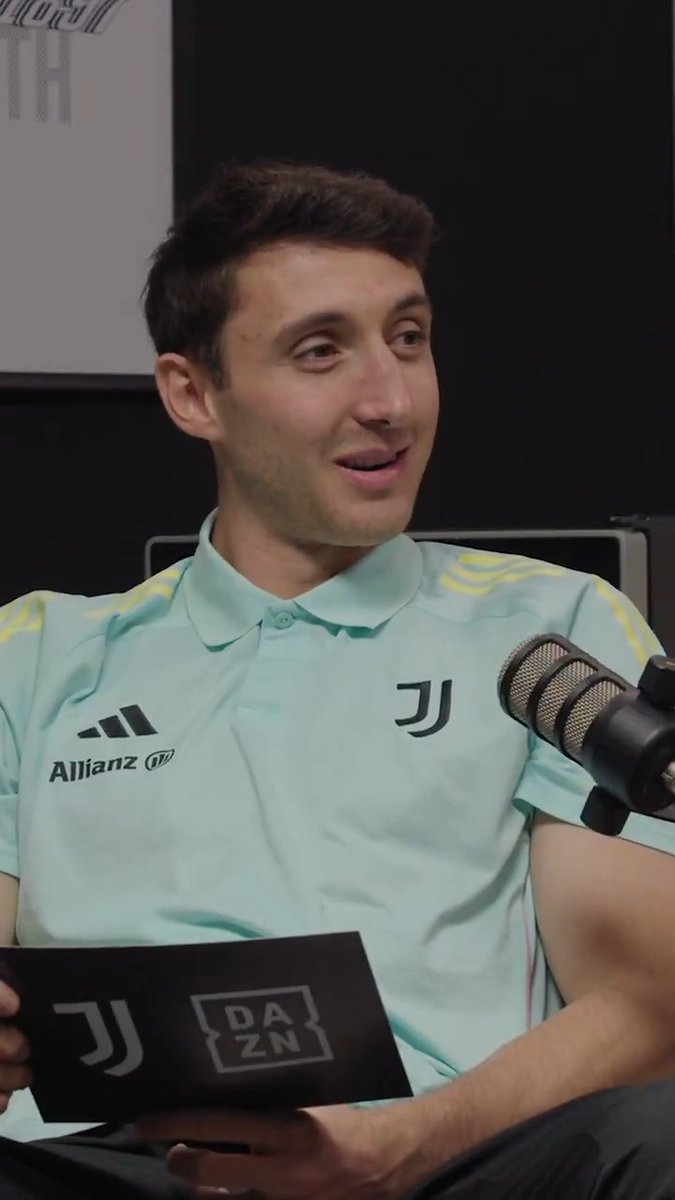 Quale pensi sia il più grande meme di sempre sul calcio? Questa domanda e molte altre nel nuovo episodio di TALK WITH US con Andrea Cambiaso e Fabio Miretti 🎙️ Guarda l'episodio completo qui 👉🏻