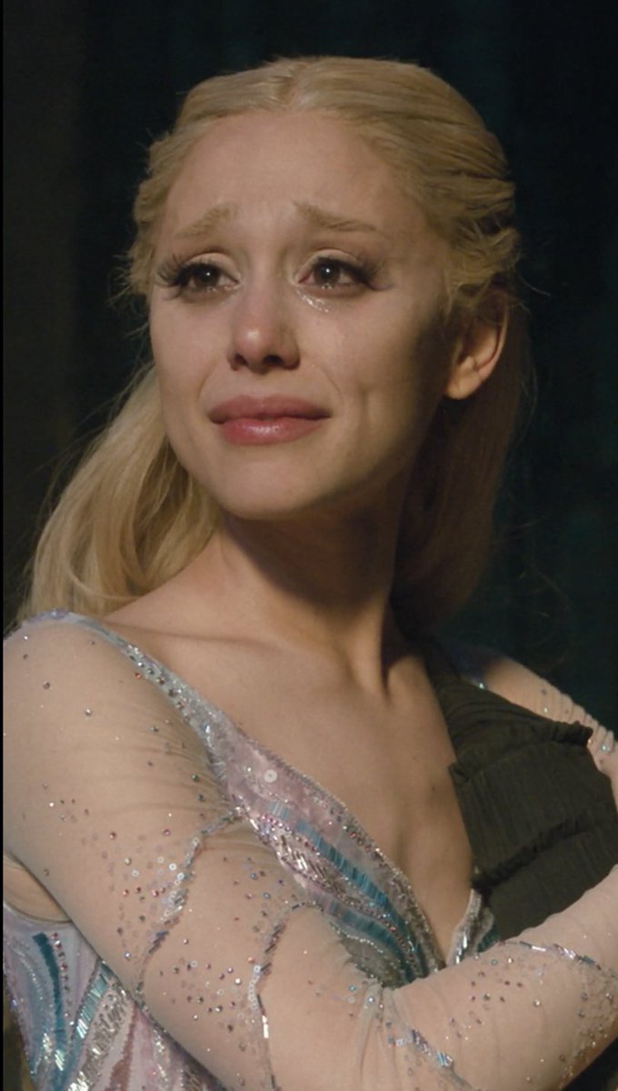 Ariana Grande shines as Glinda ✨