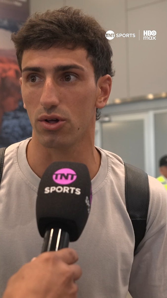 ⚪🔵🗣️ "Contento y muy feliz de estar acá" Justo Giani aterrizó este jueves 18 de diciembre en Santiago, para firmar en las próximas horas su contrato con #LosCruzados, convirtiéndose en el primer fichaje de La UC de cara a la temporada 2026.