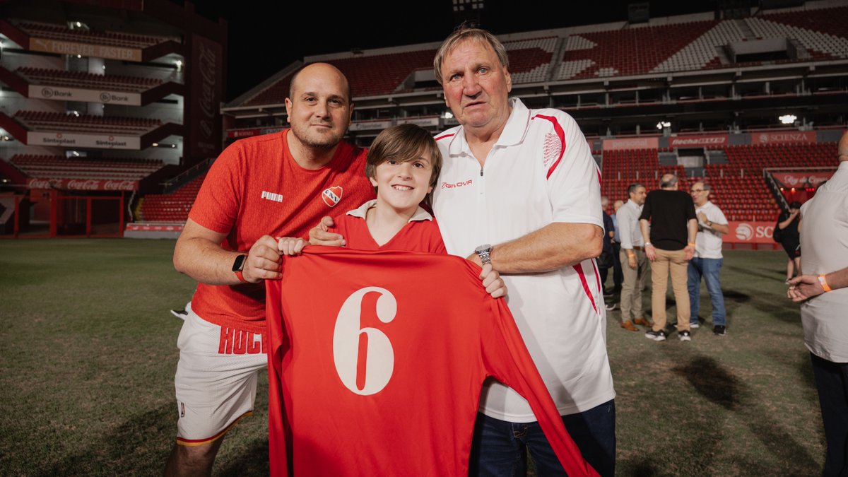 Una familia roja le regaló a Enzo Trossero una camiseta que usó él mismo y nos entregaron uno de los momentos más emocionantes de la noche 🫂 #TodoRojo 🔴