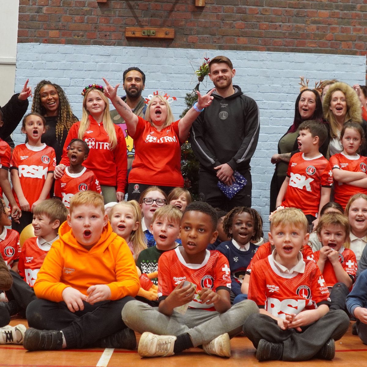 An unforgettable Christmas surprise at Charlton Athletic Community Trust's Hawksmoor Youth Hub! 🎄 Charlie Kelman visited a family session this week to hand-deliver presents ❤️ #cafc | Young Greenwich