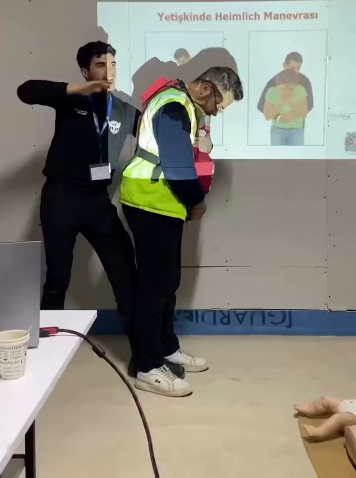 Sağlık personeli, yetişkinlerde Heimlich manevrasının nasıl yapılacağını uygulamalı anlattı. 🎥 Fatih Ezel