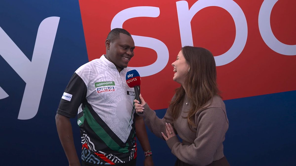 "My friend lets go do this together" 🐝😆 David Munyua reacts to THAT Ally Pally wasp moment!