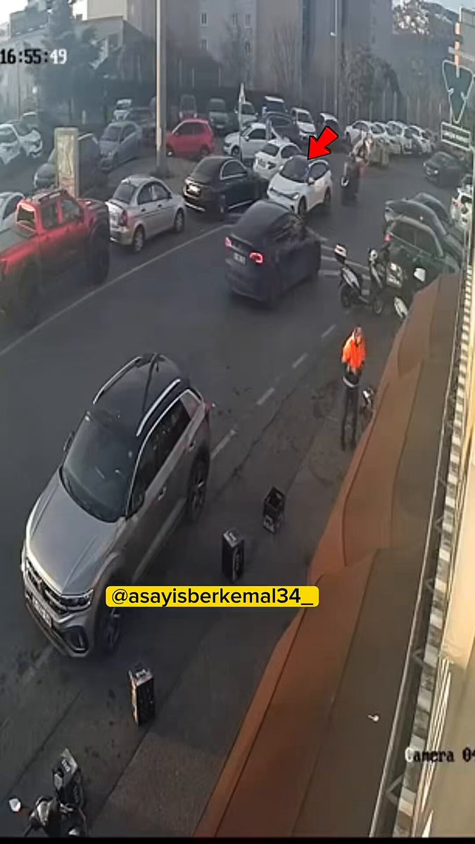 Maltepe’de aracını park etmeye çalışan sürücü fren yerine gaza basınca park halindeki bir otomobile çarptı.