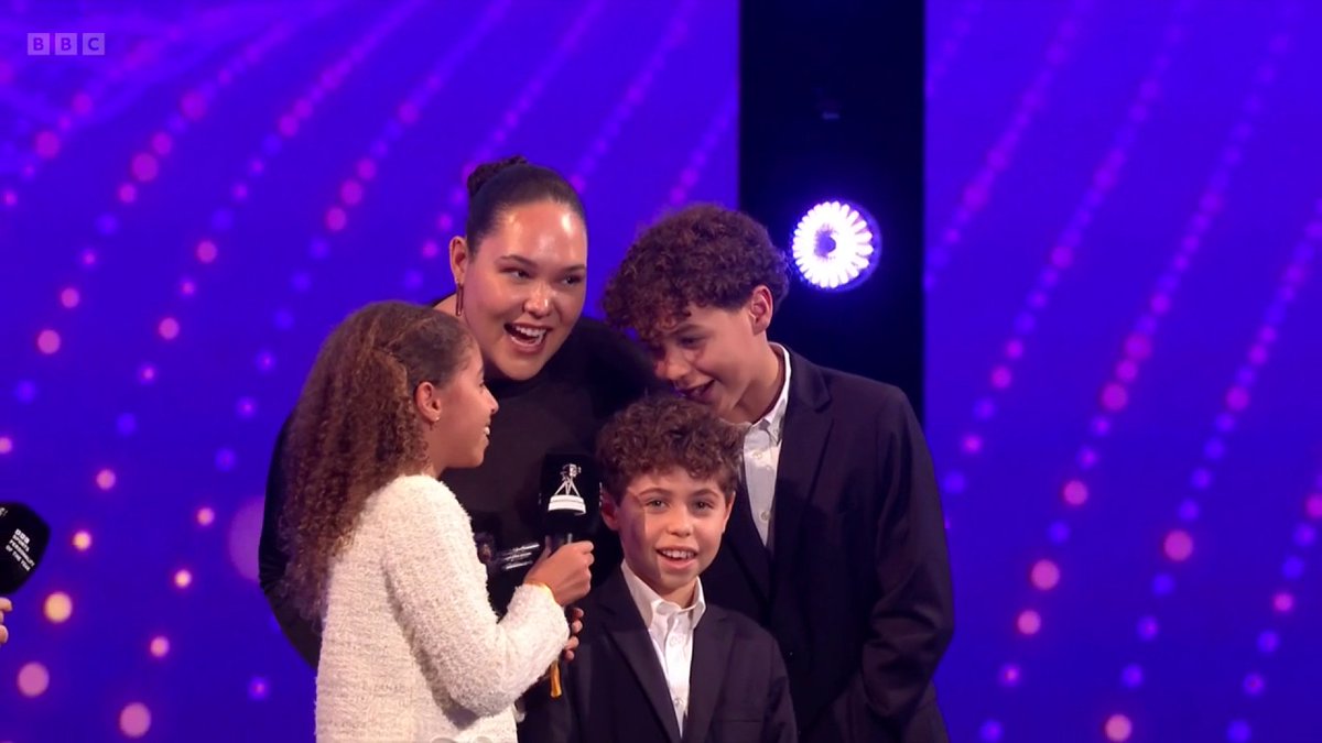 Thierry Henry is presented with the SPOTY Lifetime Achievement award... by his own children! A great job by Teya, Trystan, Tatiana and Gabby 🏆 👏