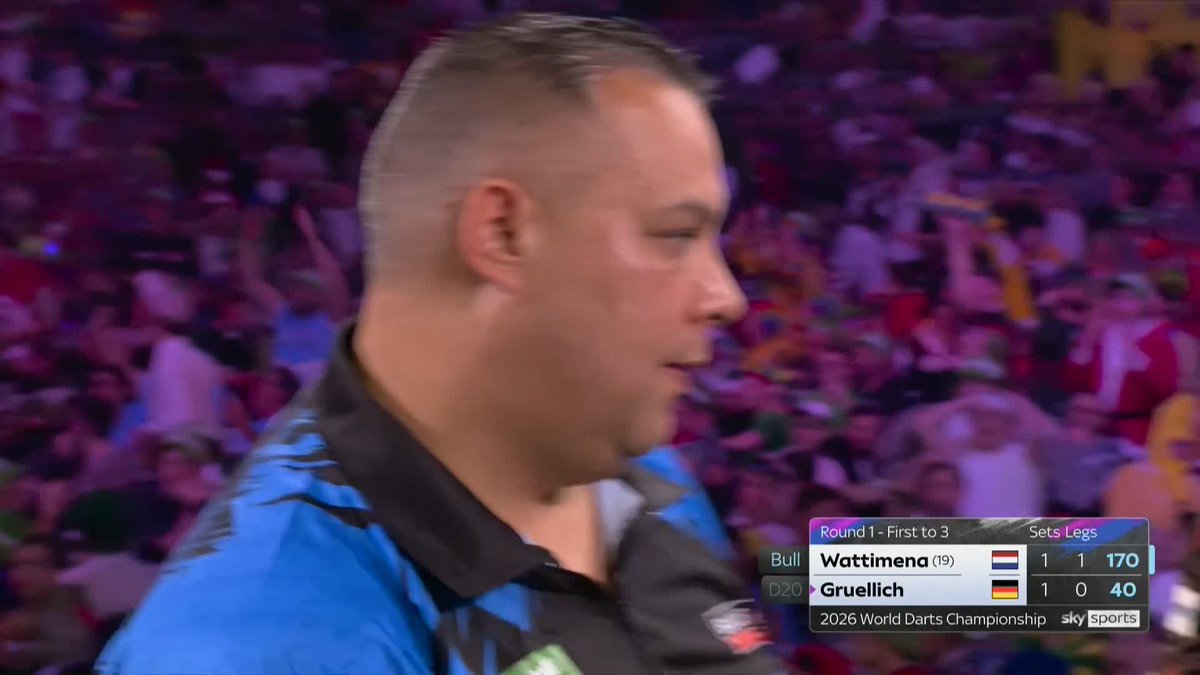 SO CLOSE TO THE FISH! Jermaine Wattimena comes agonisingly close to reeling in the Big Fish, and Gruellich steps in to level set three with a 13-dart hold! 📺 #WCDarts | R1