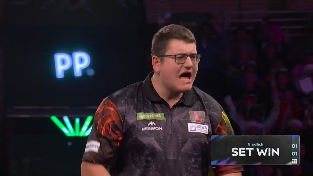 GRUELLICH LEADS! Is there another big upset brewing at Ally Pally? 👀 Jermaine Wattimena fluffs his lines and Dominik Gruellich pounces to lead 2-1 in sets! 📺 #WCDarts | R1