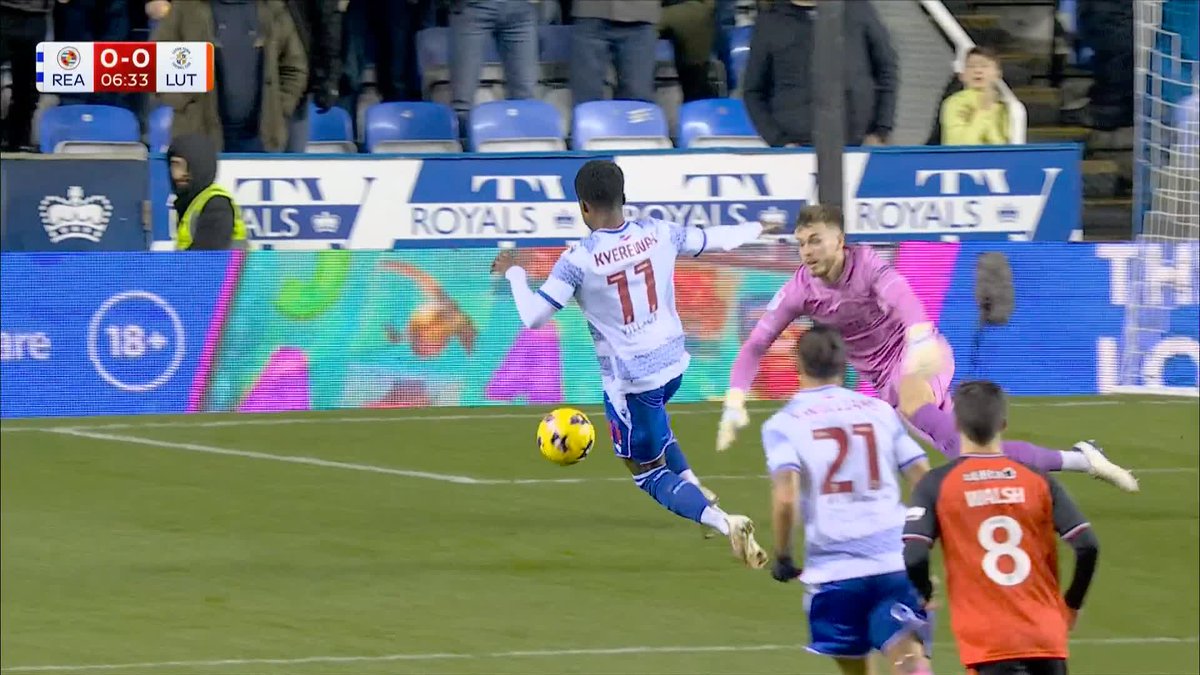 What a start for Reading! Lewis Wing makes no mistake from the spot following Josh Keeley's error 💪