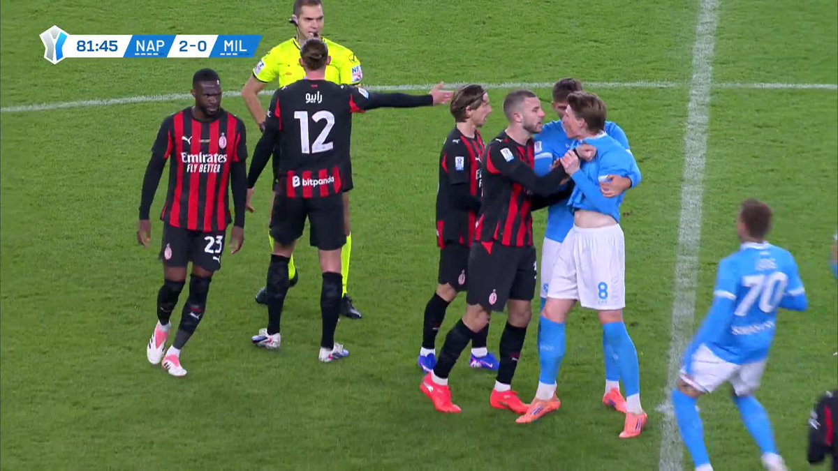 Scott McTominay and Fikayo Tomori went at each other in tonight’s game between Napoli and Milan…😳