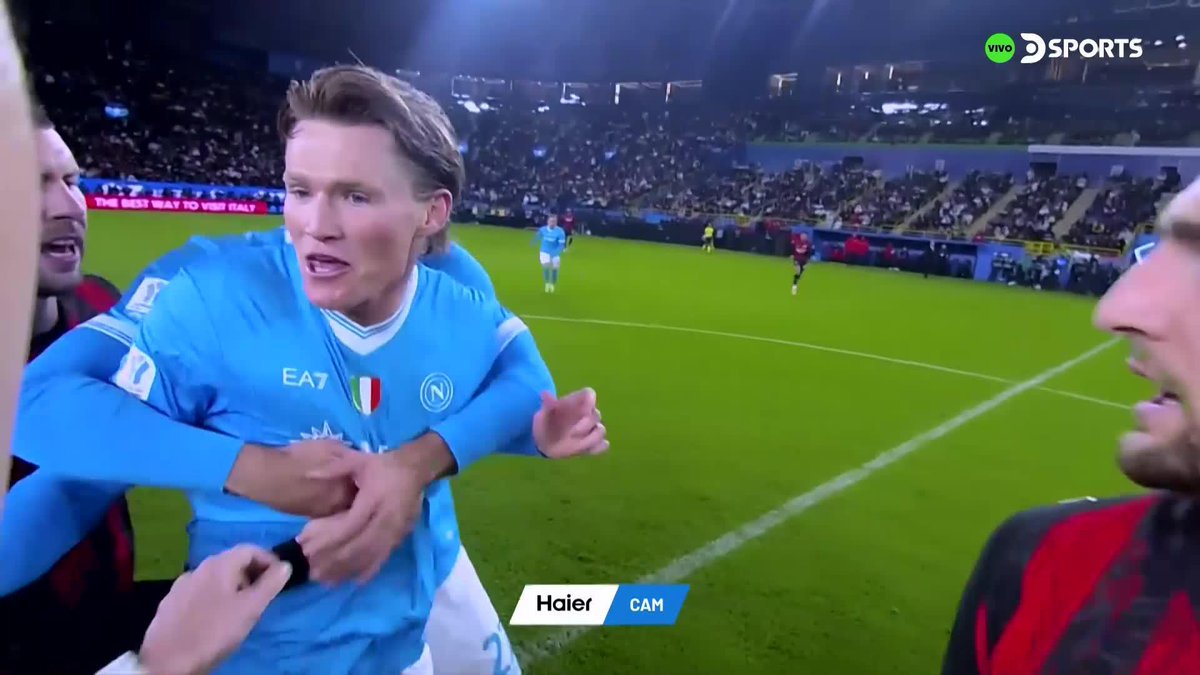 El encontronazo de McTominay y Tomori desde la cámara del árbitro 😅