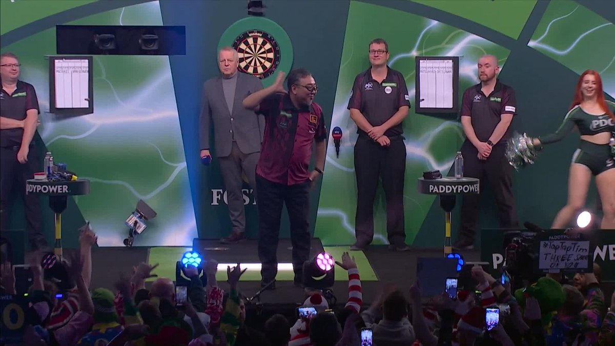 The way he was going backwards towards the oche I was CONVINCED he was going to hit the deck 😂