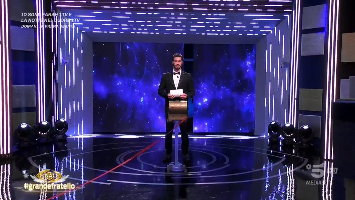 Per Omer le emozioni non sono finite: c'è l'abbraccio di mamma Shirin ad aspettarlo 🥹 #GrandeFratello