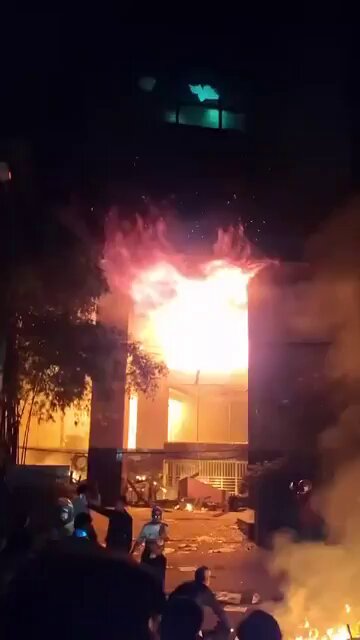 Scary visuals of Daily Star Newspaper building in Dhaka when it was set afire. Over 30 journalists were stranded in the building. All rescued now by Bangladesh Army.