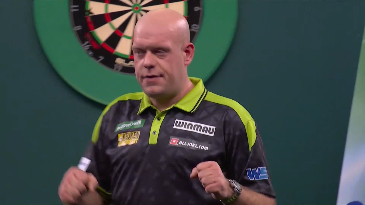 MVG SURVIVES A HUGE SCARE! 🟢 Michael van Gerwen's reaction says it all! Mitsuhiko Tatsunami misses NINE darts to force a fifth and final set, and Van Gerwen eventually stumbles over the line! 📺 #WCDarts | R1