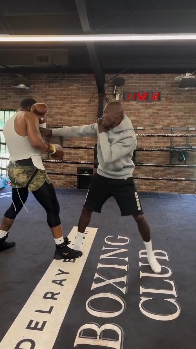 NFL legend Chad Ochocinco in the ring with Jared Anderson 🥊 😅