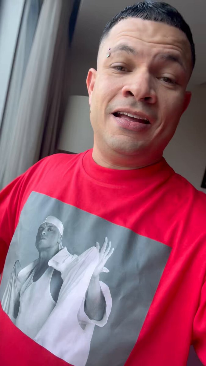 Felicito a Vico C que hoy hizo historia al ser el primer artista urbano en ser homenajeado con el nombre de una calle en San Juan . Que durooo el Filosofo !!