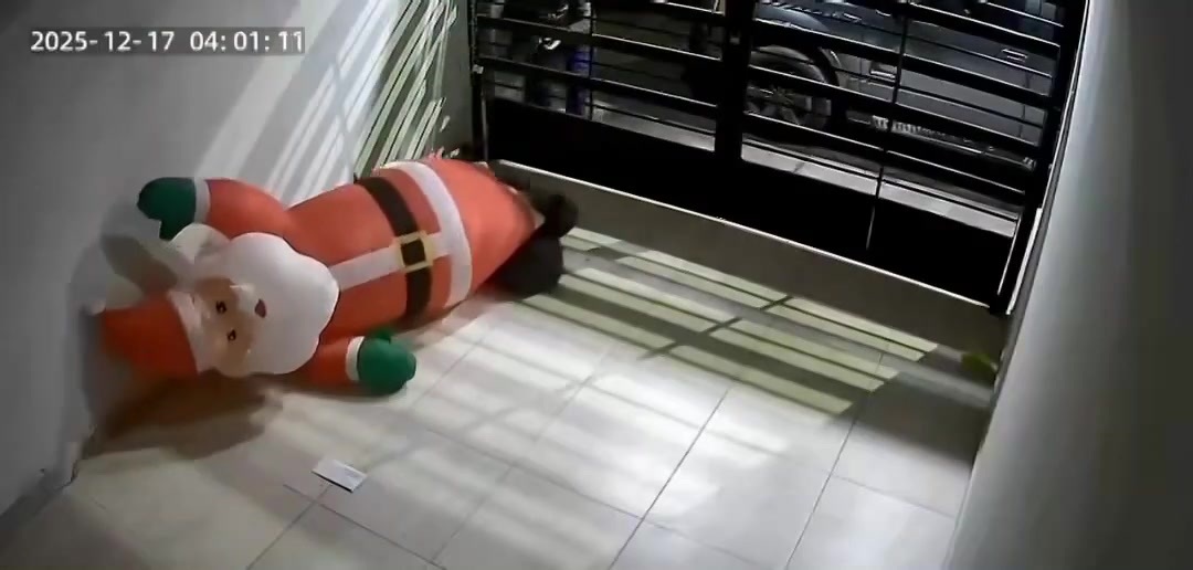 #VIRAL | Así fue como se robaron un inflable de #SantaClaus de la cochera de una casa en #Puebla. Una cámara de seguridad captó al ladrón que, con toda su calma, lo desinfló, dobló y sacó entre los barrotes del portón: