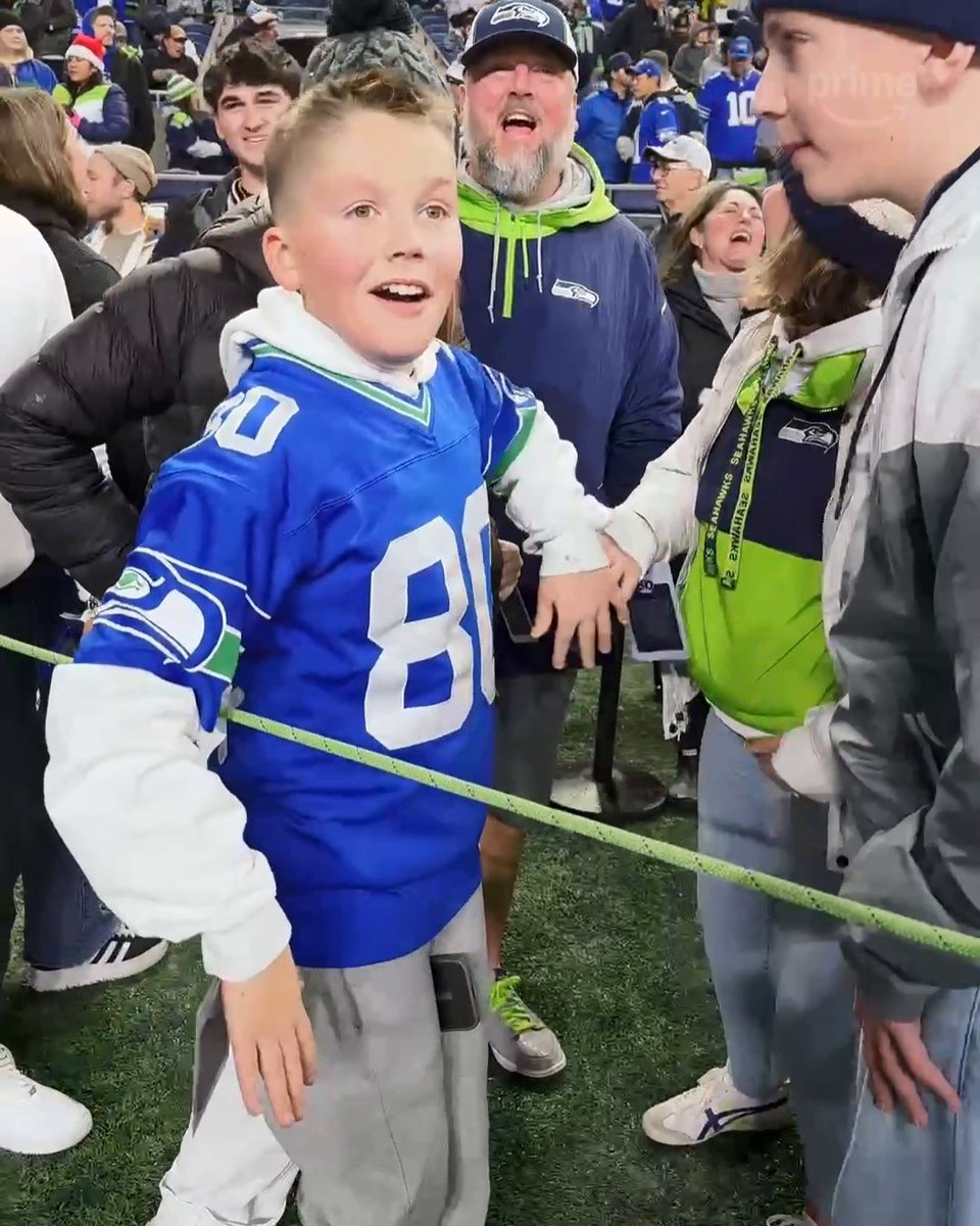 When you get a high-five from JSN 🥹 #TNFonPrime Watch Rams vs. Seahawks on Prime Video | Live Now