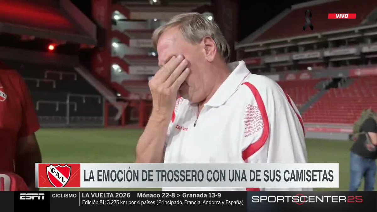 Enzo Trossero no tiene ninguna camiseta de su carrera en la que fue multicampeón con Independiente. Este miércoles, presentó su libro en el Libertadores de América y una familia del Rojo le regaló una histórica casaca de 1984... ¡¡IMPOSIBLE NO EMOCIONARSE!! ð¹ C. A. Independiente