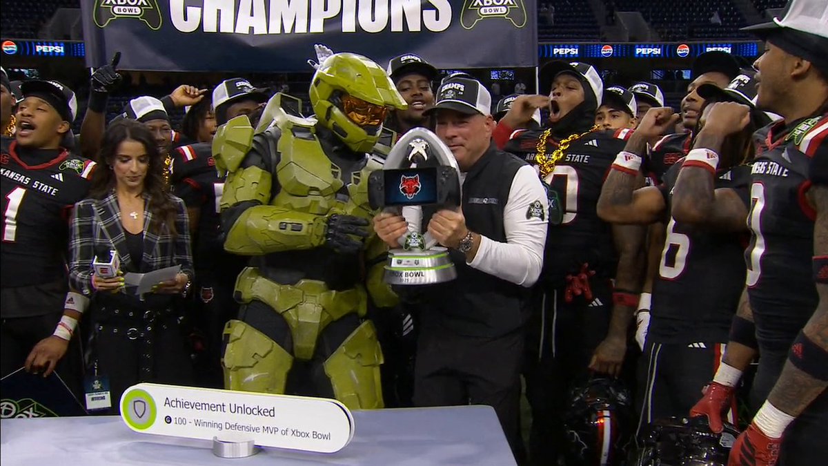 Master Chief handed them the trophy 😮