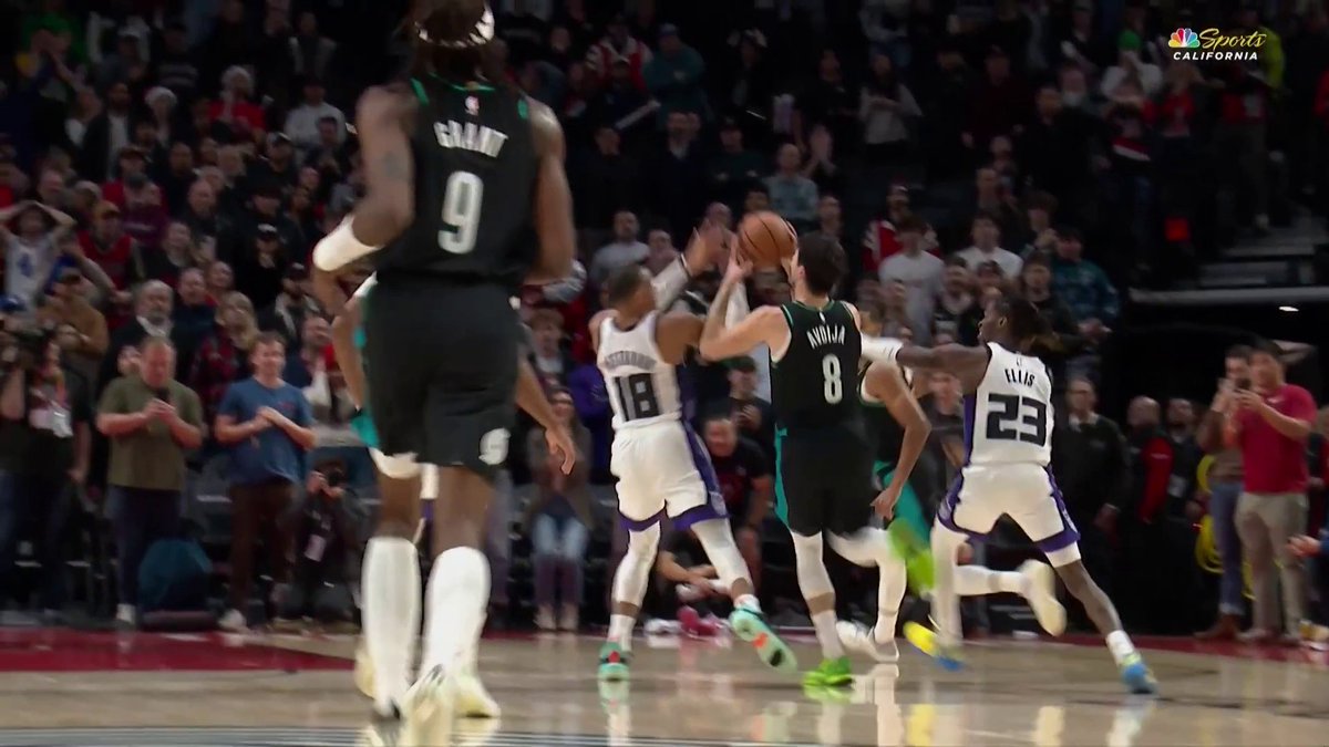 The Kings lost by one after the refs called this a foul on Russell Westbrook with 1.5 seconds left in OT 🤬