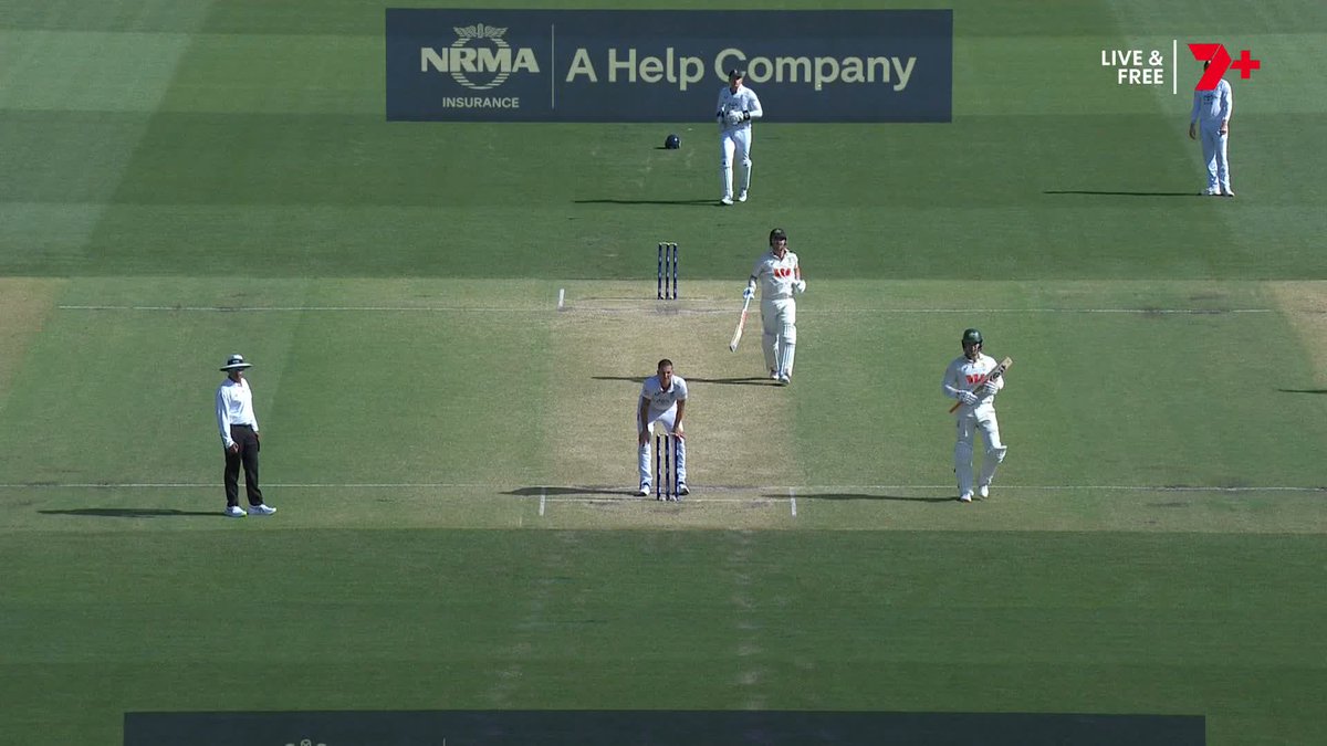 "This is one man that's on 30, and another man that's on 122." Look at Travis Head running the last one in reverse 😅 #Ashes