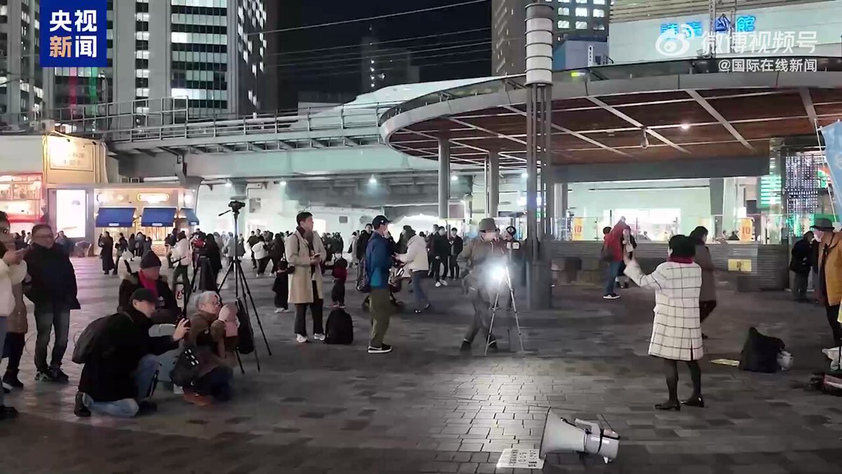 #日本议员说高市已没有资格掌舵日本未来#【#日本政要和市民集会呼吁高市撤回错误言论#】 日本首相高市早苗近期发表涉台错误言论引发日本国内持续抗议浪潮。而日本防卫支出屡创历史新高，也引发民众的警惕和反对。#高市涉台谬论损害中日关系#