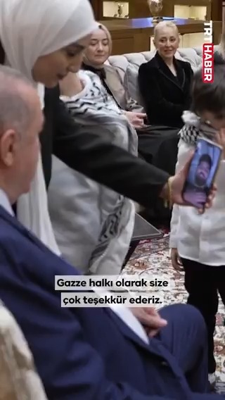 Fotoğraflarıyla Gazze'deki soykırımı dünyaya anlatan Ali Jadallah, Cumhurbaşkanı Erdoğan'a teşekkür etti: 📌"Gazze halkı olarak size çok teşekkür ederiz. Bize bir baba gibi sahip çıktınız. Eşim ve çocuklarım size emanet."