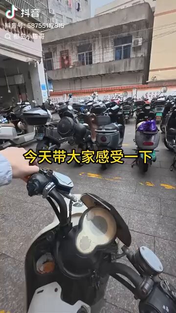 【海南封关首日：菜价飞涨，买苹果手机便宜钱要被吃饭耗干？】 海南封关， 有网友反映超市菜价明显上涨： 菠菜32元/斤， 芹菜25元/斤， 大葱20元/斤， 西红柿从5.8元/斤涨到10元/斤。 路边摊价格： 沃柑10元/3斤， 海南橙10元/3斤， 尖椒7元/斤， 小葱5元/斤。 菜市场价格： 小白鲳33元/斤， 猪脚后脚25元/斤， 筒骨23元/斤， 白菜5元/斤。 但昨天上吨猫山王榴莲抵达海口， 特价70元/斤， 龙湖天街超市外， 上百人排队抢购。 海南封关首日， 三亚免税店苹果手机最高便宜2140元