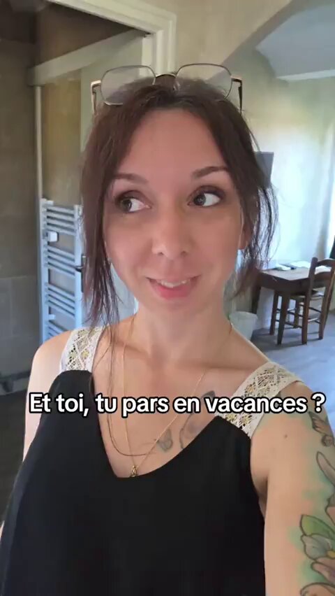 🚨💸📢 Les Français de la classe moyenne se font presser comme des citrons jusqu’à la dernière goutte, à une vitesse qui fait passer la crise des supprimés de 2008 pour un brunch chic à Versailles. Et pourtant… tout était prévisible. On l’a vu arriver de loin, comme un camion sans freins en descente. Mais l’État ? Il s’en fout royalement. Pas question de réduire les dépenses. Pas question de tailler dans les budgets inutiles. Pas question de maigrir cette administration obèse qui coûte un bras. Non. L’État continue de bouffer à la table du contribuable pendant que toi, tu comptes les pièces pour finir le mois avec trois tickets resto et un rêve. 60 % de ce que tu gagnes part en fumée dans une machine qui produit des papiers, des amendes et zéro résultat. Et en plus, tu dois dire merci. Merci pour les services publics qui s’effondrent. Merci pour les hôpitaux submergés de chefs et vides de soignants. Merci pour les écoles sans chauffage mais avec des réunions à n’en plus finir. Merci pour les routes en travaux permanents. Et l’été ? Le moment où on devrait enfin respirer, profiter des petits bonheurs ? Tu restes chez toi, peinard devant la clim (si t’en as une). Parce qu’un week-end à Palavas ou à la mer, c’est devenu un luxe. Faut contracter un prêt pour louer un mobil-home et acheter des chips.