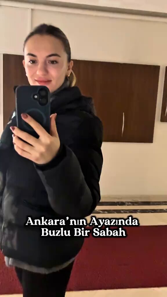 Ankara ayazında araba kullanmak isteyen bir kadın, buz çözme serüvenini paylaştı.