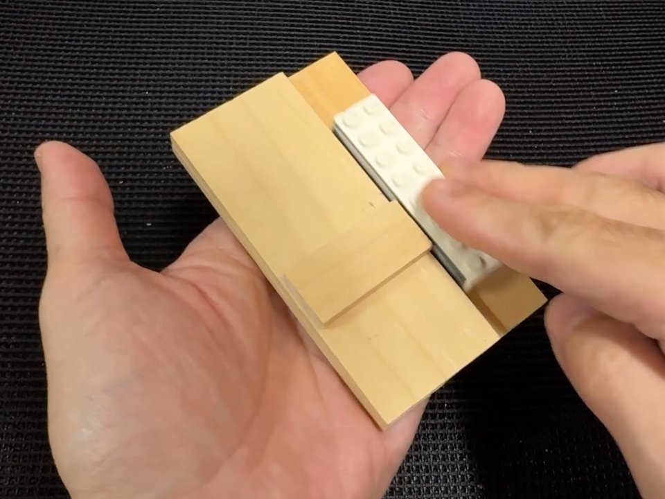 Bヤスを「わざわざ大きく作った」僕ですが、今度はあえて真逆のことをしてみました。 手のひらサイズの「Bヤスnano」！ 双眼実体顕微鏡下で極小パーツを研ぐ用途だと、逆にこのサイズがしっくりきました。 作業環境が変わると、道具のちょうどいいサイズも変わるみたいです！ #鉄道模型 #Nゲージ