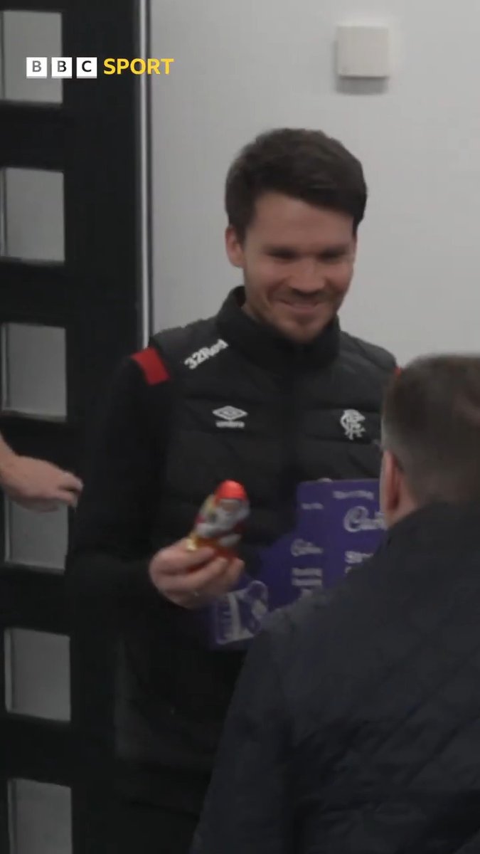 Rangers boss Danny Rohl was bringing the Christmas spirit this morning 🎄 Chocolate santas for everyone at his pre-match press conference 🍫🎅 #BBCFootball