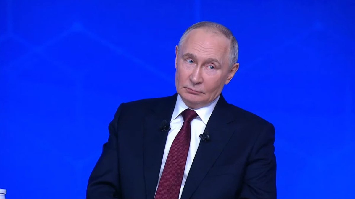 👽🇷🇺 😉Piden a Putin dar una señal si sabe algo sobre la existencia de extraterrestres Durante la 'Línea directa' con Vladímir Putin, le preguntaron sobre los extraterrestres, pidiendo que guiñe un ojo si sabe algo al respecto de su posible existencia