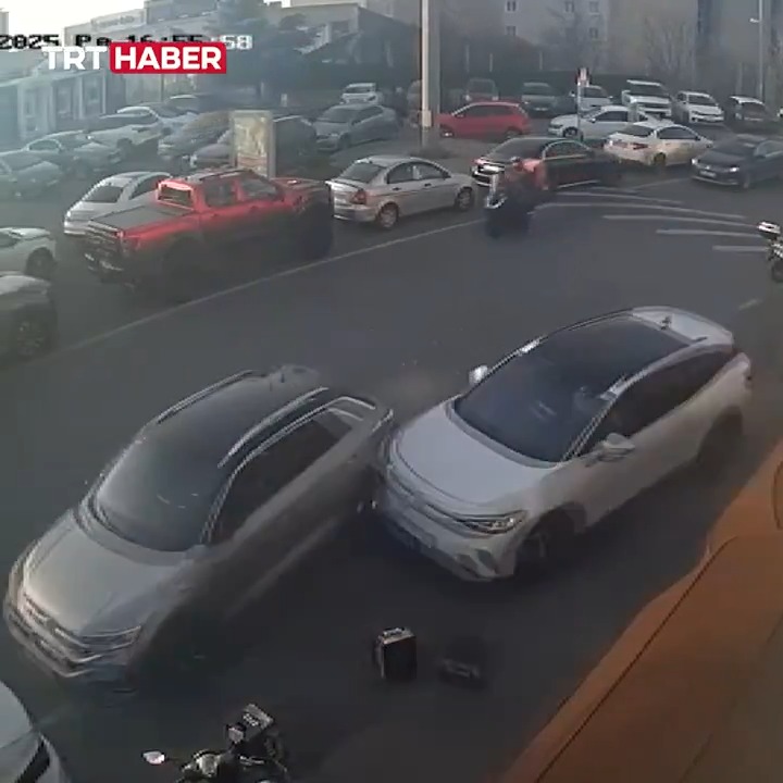 İstanbul’da aracını park etmeye çalışırken fren yerine gaza basan sürücü, park halindeki başka bir araca çarptı.