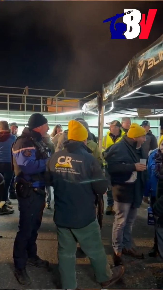 Ce jeudi 18 décembre au soir, les agriculteurs des pays de Savoie ont offert le repas aux gendarmes mobiles présents pour surveiller le blocage de l'A41 (Haute-Savoie). 📷 Jean Bexon