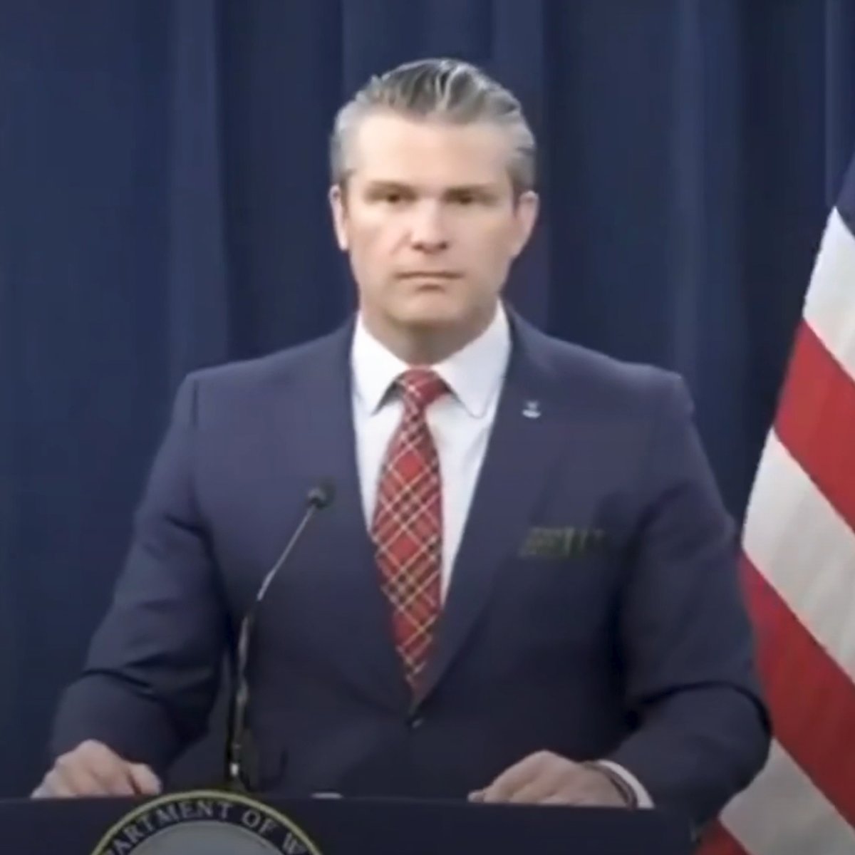 🇺🇸 👀"Muchos de nuestros jóvenes son demasiado gordos o demasiado tontos" El jefe del Pentágono, Pete Hegseth, comentó sobre las dificultades de reclutar jóvenes en el Ejército estadounidense