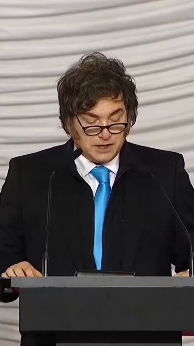 El Presidente Javier Milei encabezó la Ceremonia de Egreso Conjunto de las Fuerzas Armadas en el Colegio Militar de la Nación, en la que los nuevos Subtenientes del Ejército Argentino, los Guardiamarinas de la Armada Argentina y los Alféreces de la FuerzaAéreaArgentina recibieron sus sables y espadas, que representan el símbolo del mando. El Comandante en Jefe cerró su discurso con un mensaje dirigido a los nuevos oficiales: “De hoy en adelante, ustedes se dedican a defender al país; nuestro gobierno se va a dedicar a defenderlos a ustedes”. Luego, les tomó el juramento de fidelidad y respeto a la Constitución Nacional.