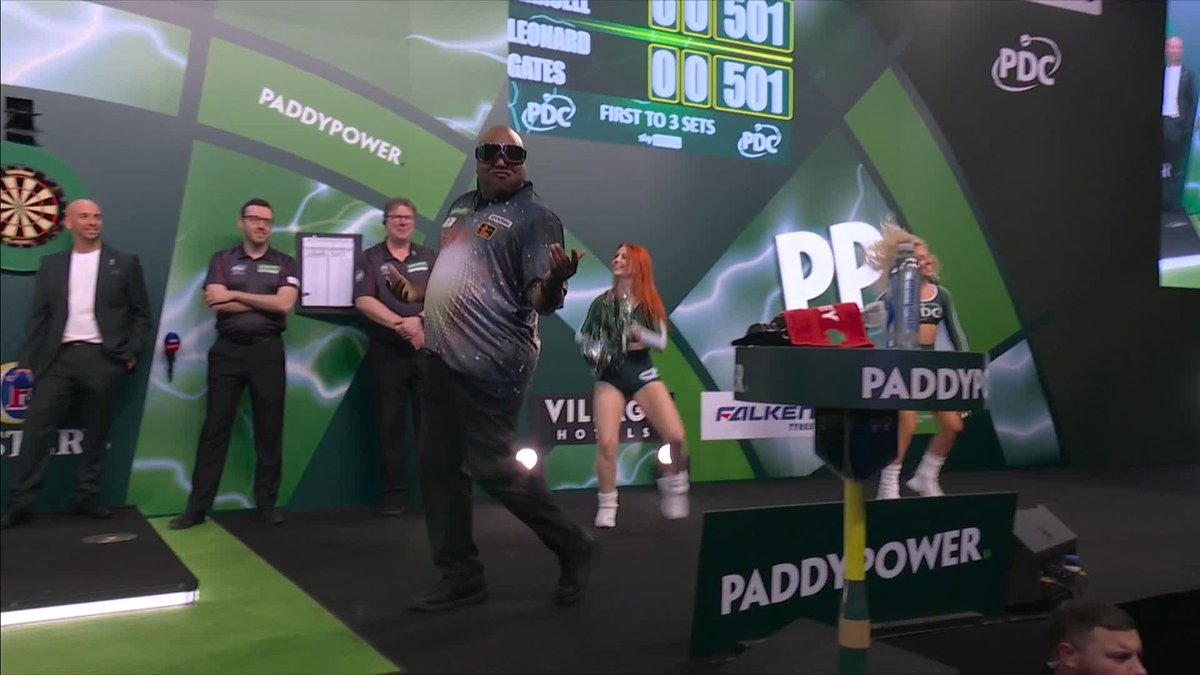 Leonard Gates delivers another classic Ally Pally walk-on 🕺