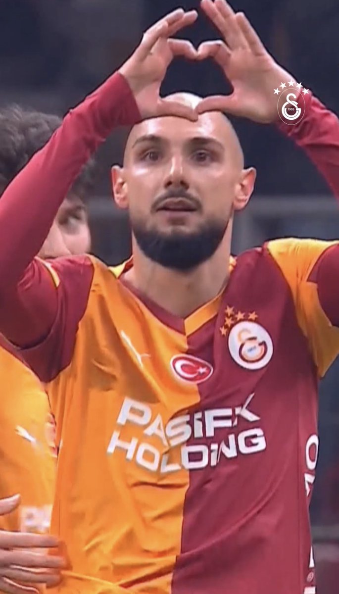 Topu sağına çekti, yerden sert bir şutla ağları havalandırdı. ⚽️ 𝐀𝐇𝐌𝐄𝐃 𝐊𝐔𝐓𝐔𝐂𝐔! 🫶