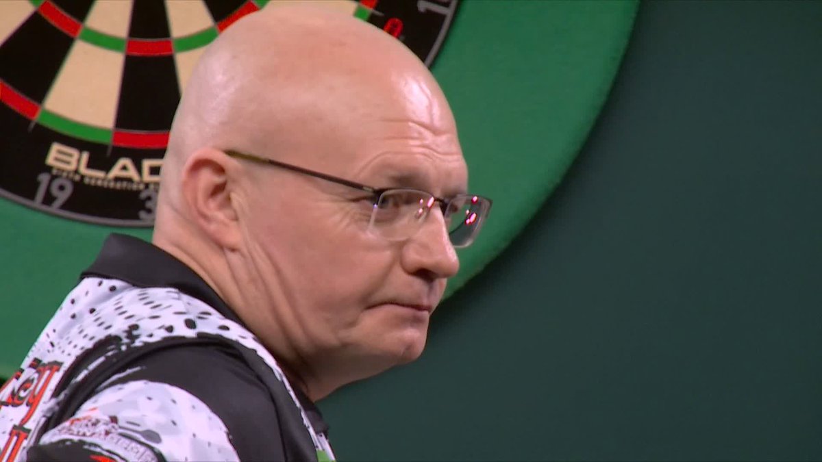 Don't mess with Mickey! 👀 Mickey Mansell gives the Ally Pally crowd a disapproving look as he levels the opening set against Leonard Gates! 📺 #WCDarts | R1