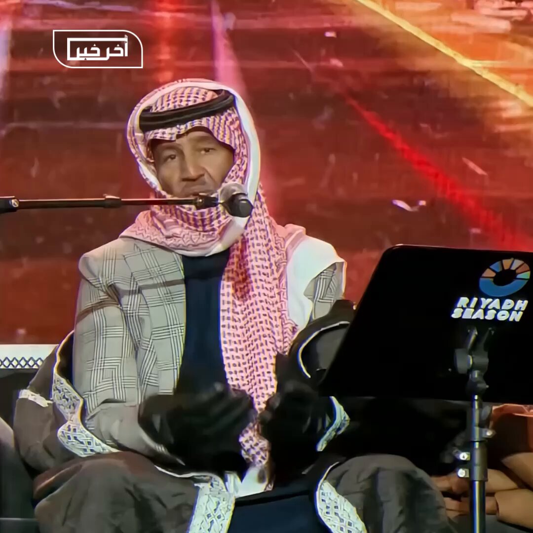 #فيديو | هكذا ظهر الفنان #خالد_عبدالرحمن لجمهوره في حفلة #الرياض بعد شعوره بالبرد أثر موجة البرد الشديدة التي "قست"على #مخاوي_الليل في المسرح #موسم_الرياض
