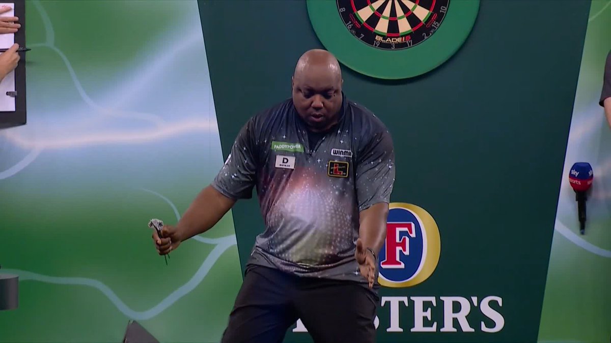 GATES GRABS THE OPENER! Leonard Gates dances his way to the opening set against Mickey Mansell! The American is loving life on the Ally Pally stage! 😍 📺 #WCDarts | R1