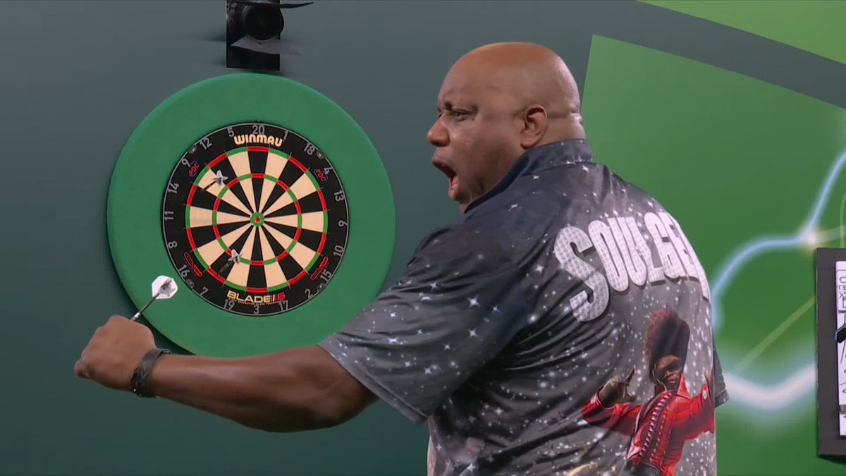 GATES REGAINS CONTROL! Leonard Gates is back on track! 'The Soulger' punishes a slack set from Mickey Mansell to establish a 2-1 cushion! 📺 #WCDarts | R1