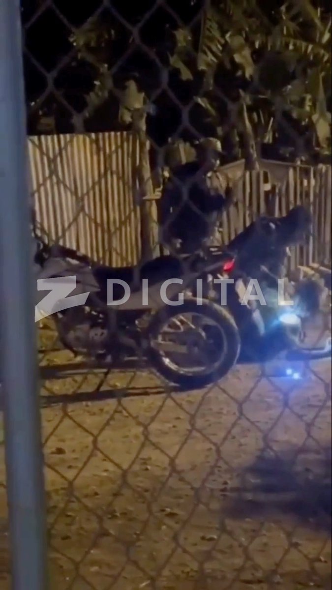 📲 [#ZDenuncias] Nagua | Un video que circula en redes sociales muestra a miembros de la Policía Nacional utilizando una pistola eléctrica contra un ciudadano, mientras presuntamente le exigen que “busque la droga”. El hecho habría ocurrido en el municipio de Nagua y ha generado fuertes críticas y cuestionamientos sobre el uso de la fuerza por parte de los agentes. Hasta el momento, las autoridades no han ofrecido una versión oficial sobre lo ocurrido ni informado si se ha iniciado una investigación interna. #Nagua #RepúblicaDominicana #PolicíaNacional #AbusoPolicial #DerechosHumanos #ZDigital #Noticias #Z101 #Denuncias #ZWhatsApp